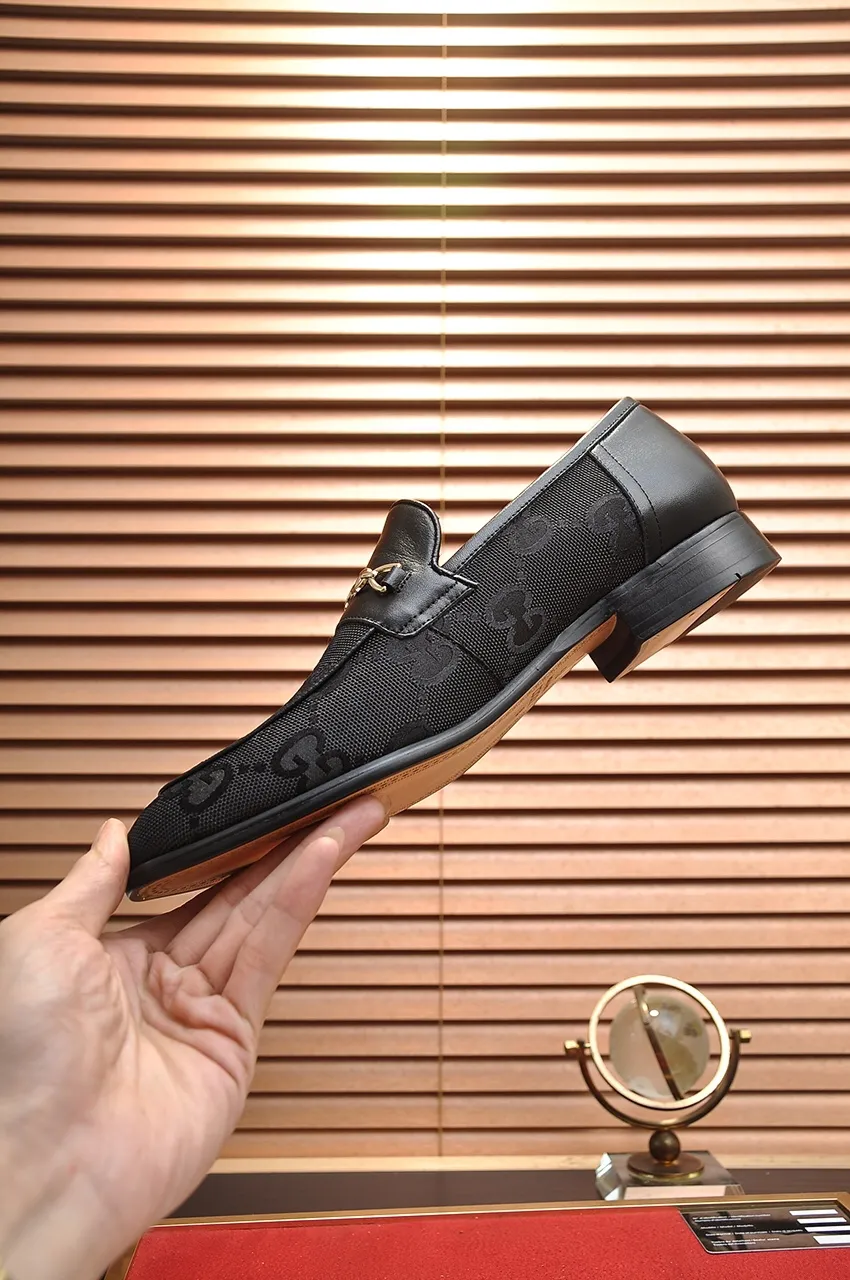 Men's shoes💰500💶Italy's top luxury men's shoe giant (GUCCI) (Gucci) (full cowhide lining) new arrival🍃Original European style🔰 Pleasant to the eye😍In order to make the shoes more durable and non-deformable🌀The production continues to follow traditional methods but there is still no lack of innovation💪Choose original sheepskin for the leather♻️ Smooth and natural And extra bright ⭐Made of imported cowhide, the first choice of rich people 38-45 (45 customized)